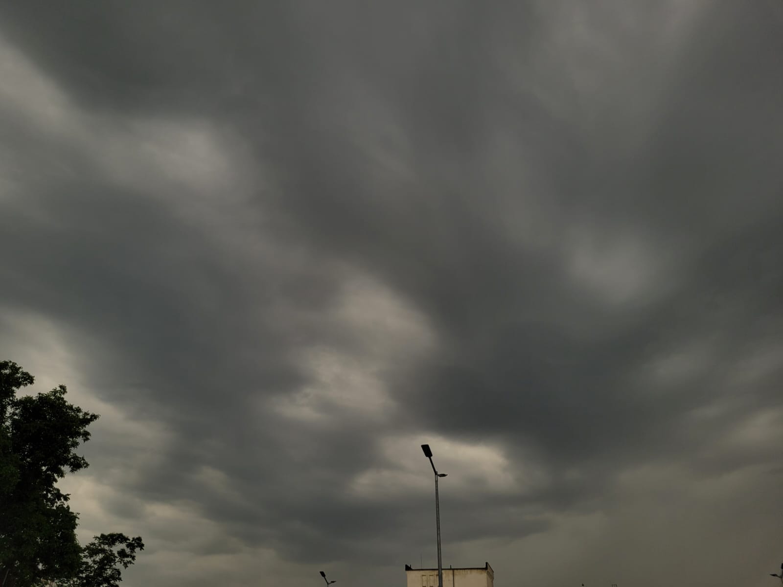 Cod PORTOCALIU și GALBEN la Botoșani: Vijelii, grindină și caniculă anunțate de meteorologi