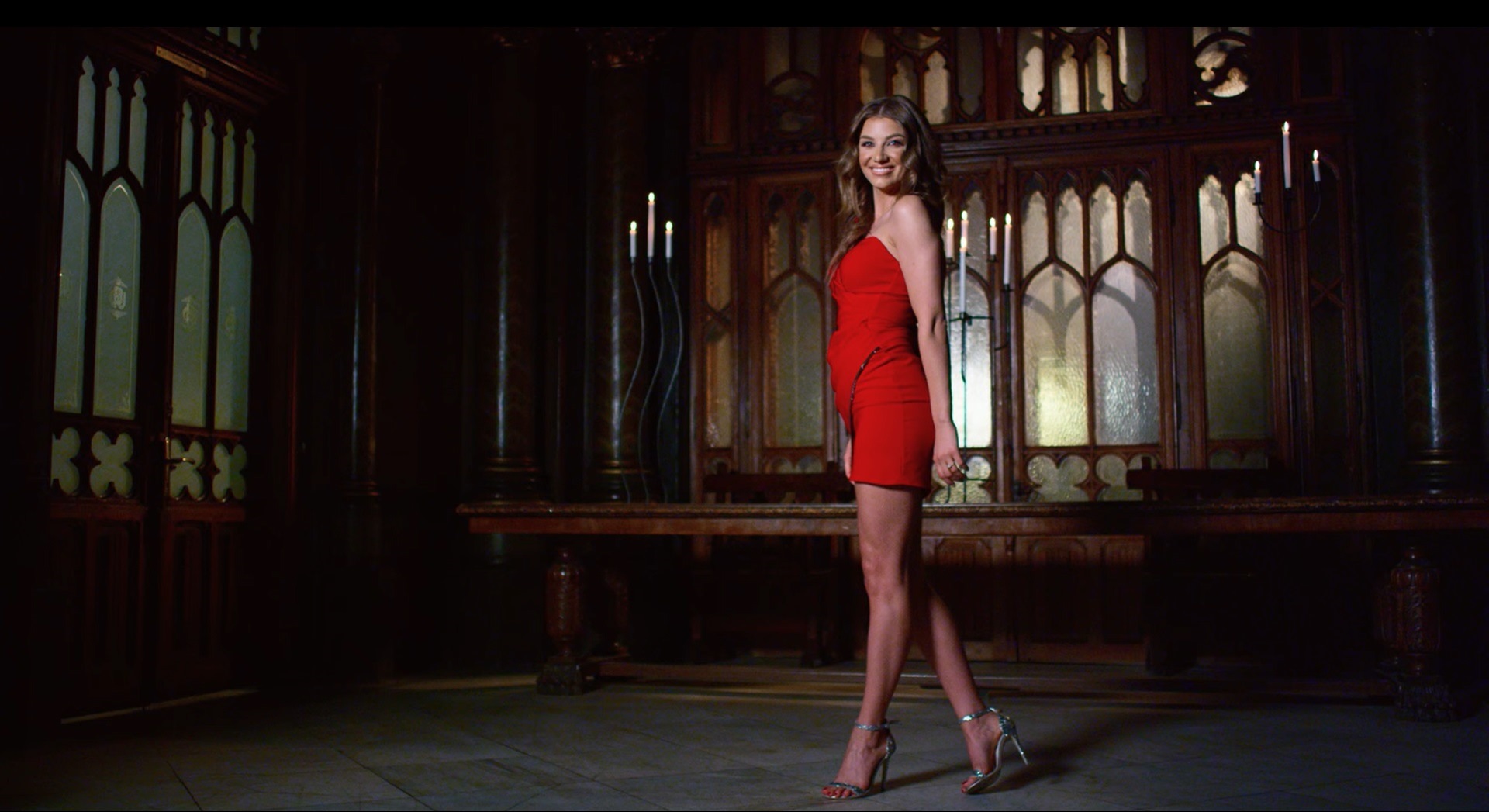 Spectacol la Rediu de Ziua Îndrăgostiților cu o cântăreață fotomodel, absolventă de Drept