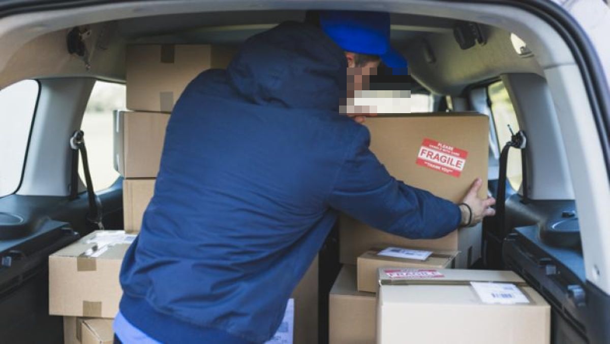 Colete FURATE din mașina unei firme de curierat, un tânăr a fost reținut