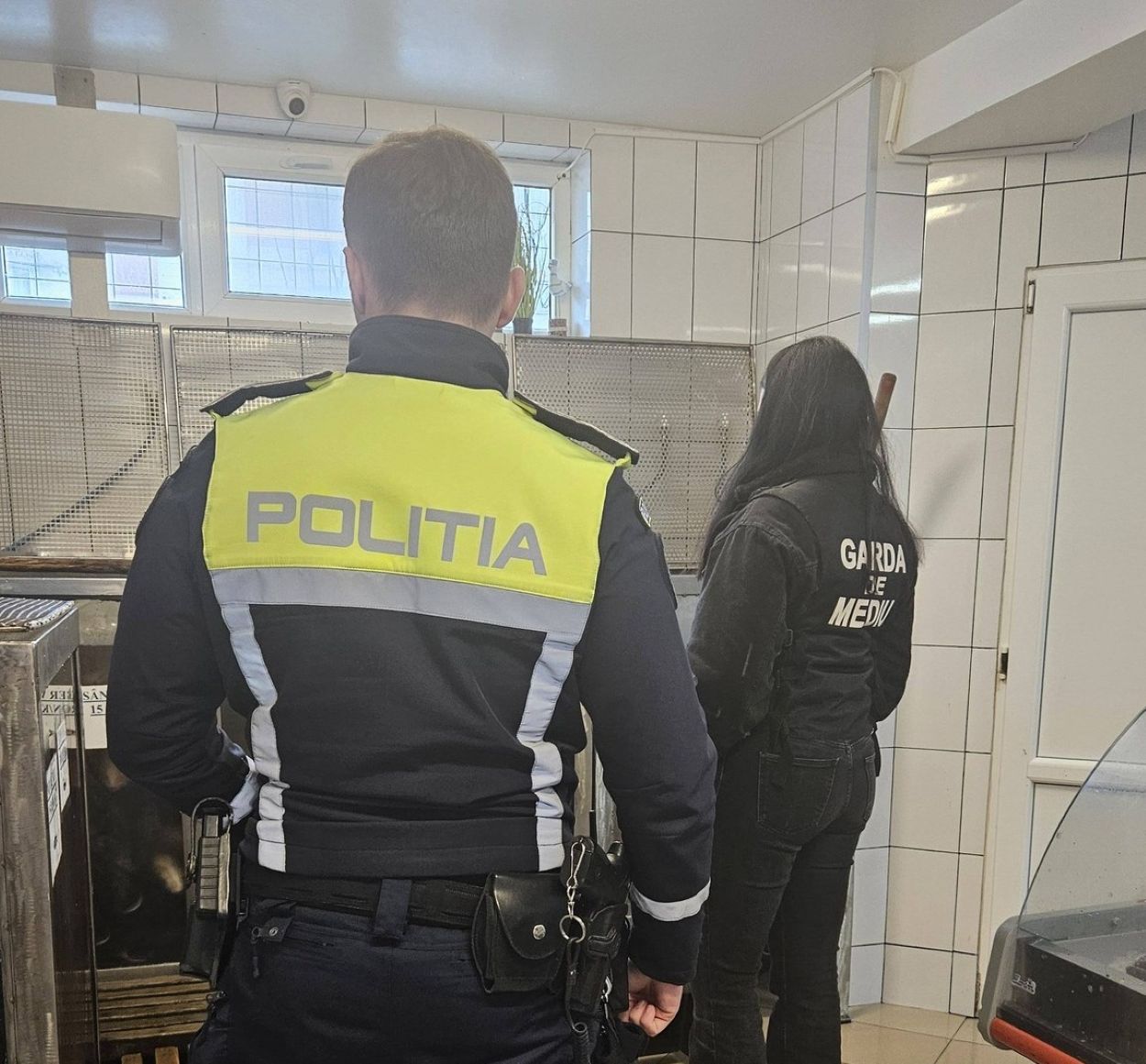 comisari de la mediu au dat amenzi