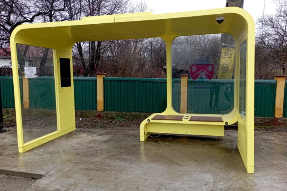Comuna smart din Botoșani: Stații de autobuz inteligente și bănci cu internet