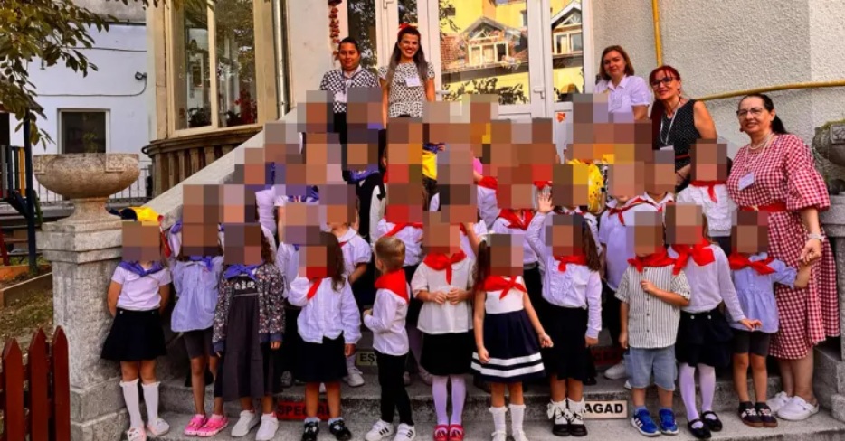 Scandal la o grădiniță din Satu Mare: Copii îmbrăcați în pionieri, cu cravate și cântece comuniste