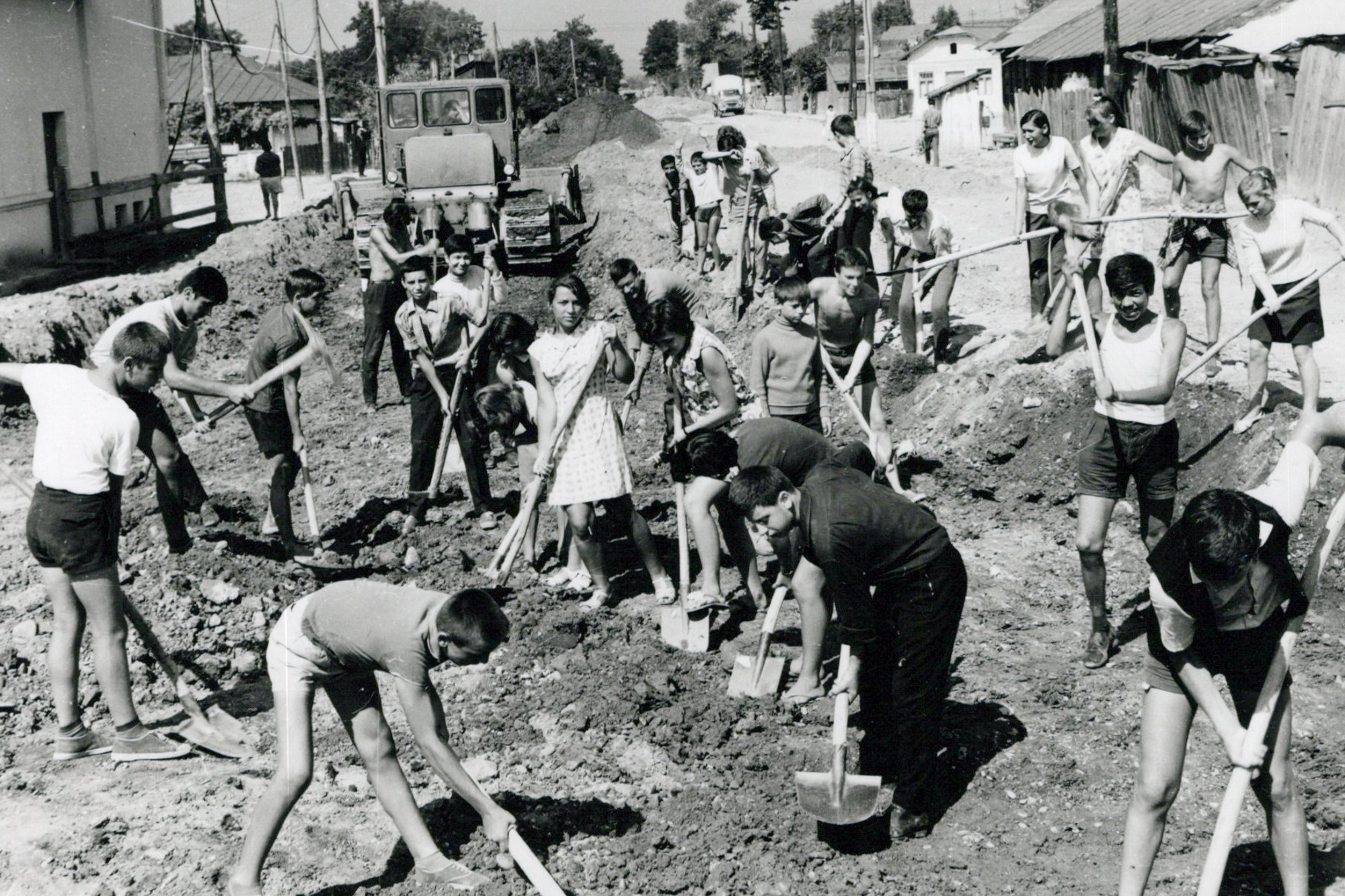 Viața reală a adolescenților în comunism: Proiectul "Adolescent în comunism" aduce mărturii inedite
