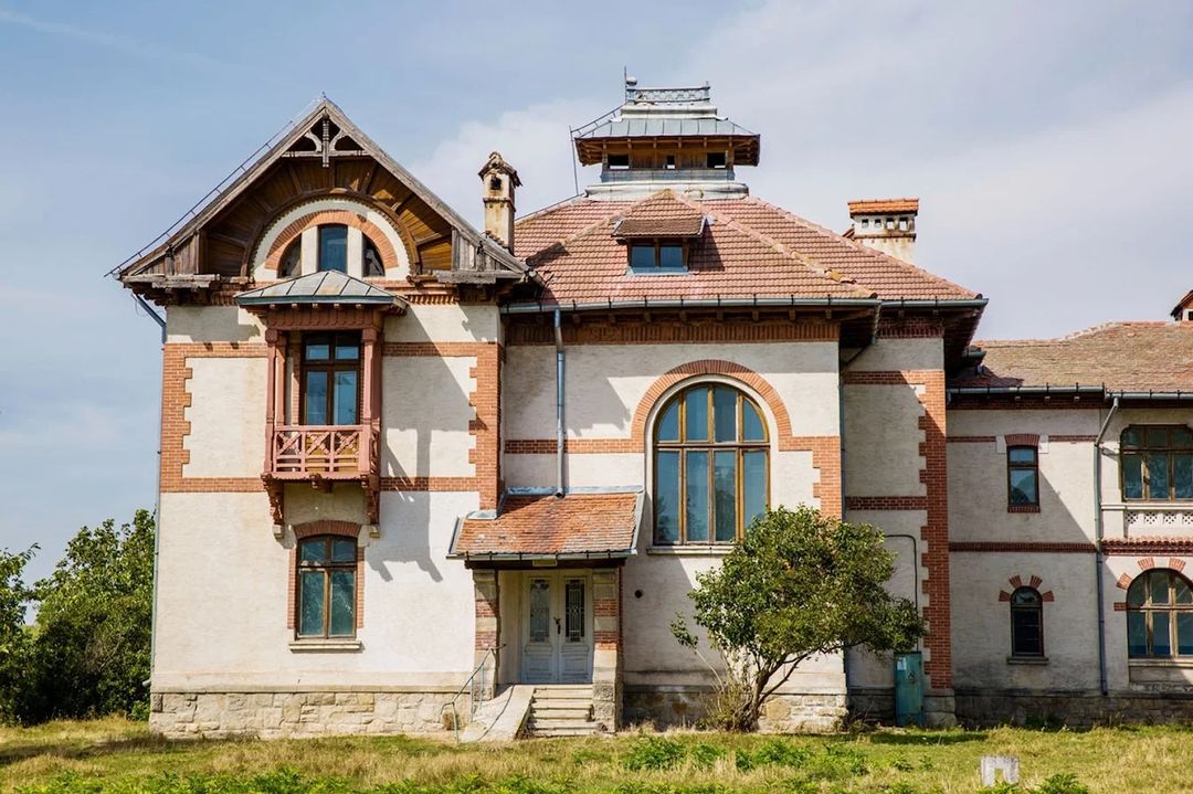 Moșia Alexandrescu din Botoșani: Un conac impresionant, cu istorie de secol, de vânzare la un preț incredibil
