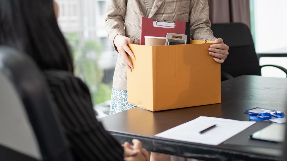 Bolojan are o soluție pentru bugetarii concediați: Loc de muncă în privat