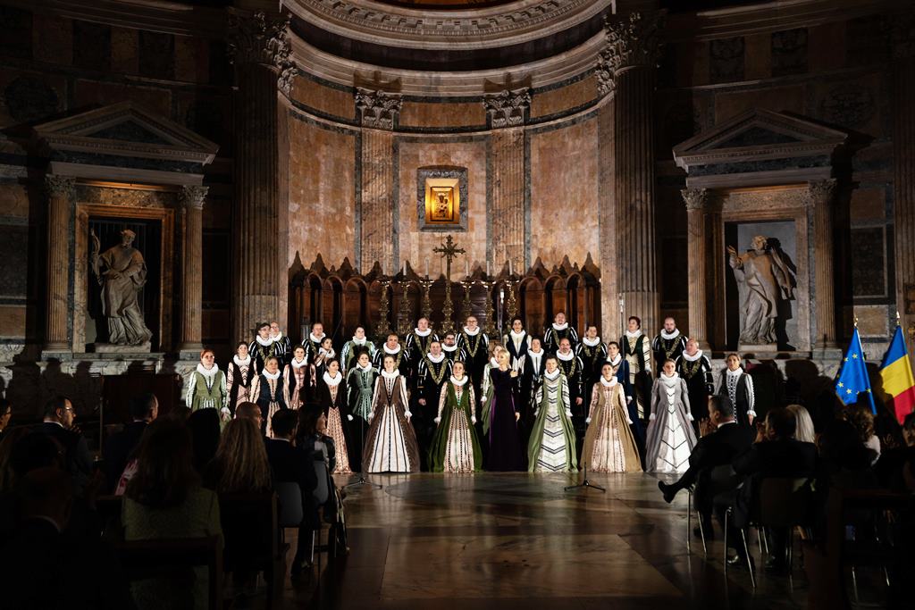 Corul „Madrigal” aduce magia Crăciunului la Botoșani