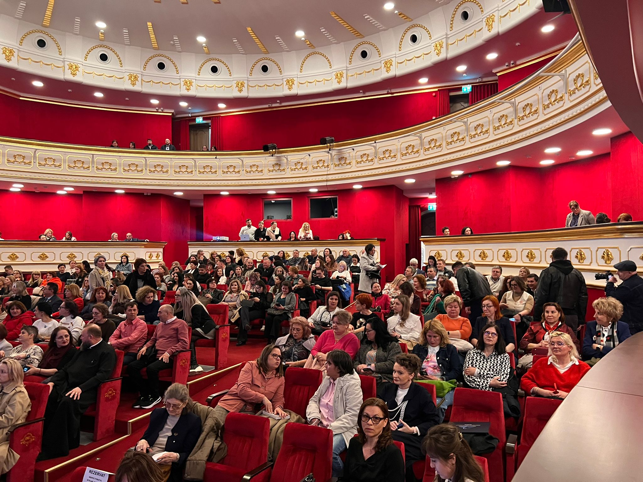 ACUM: Sala teatrului plină de directori și șefi de instituții în lupta împotriva drogurilor – VIDEO 