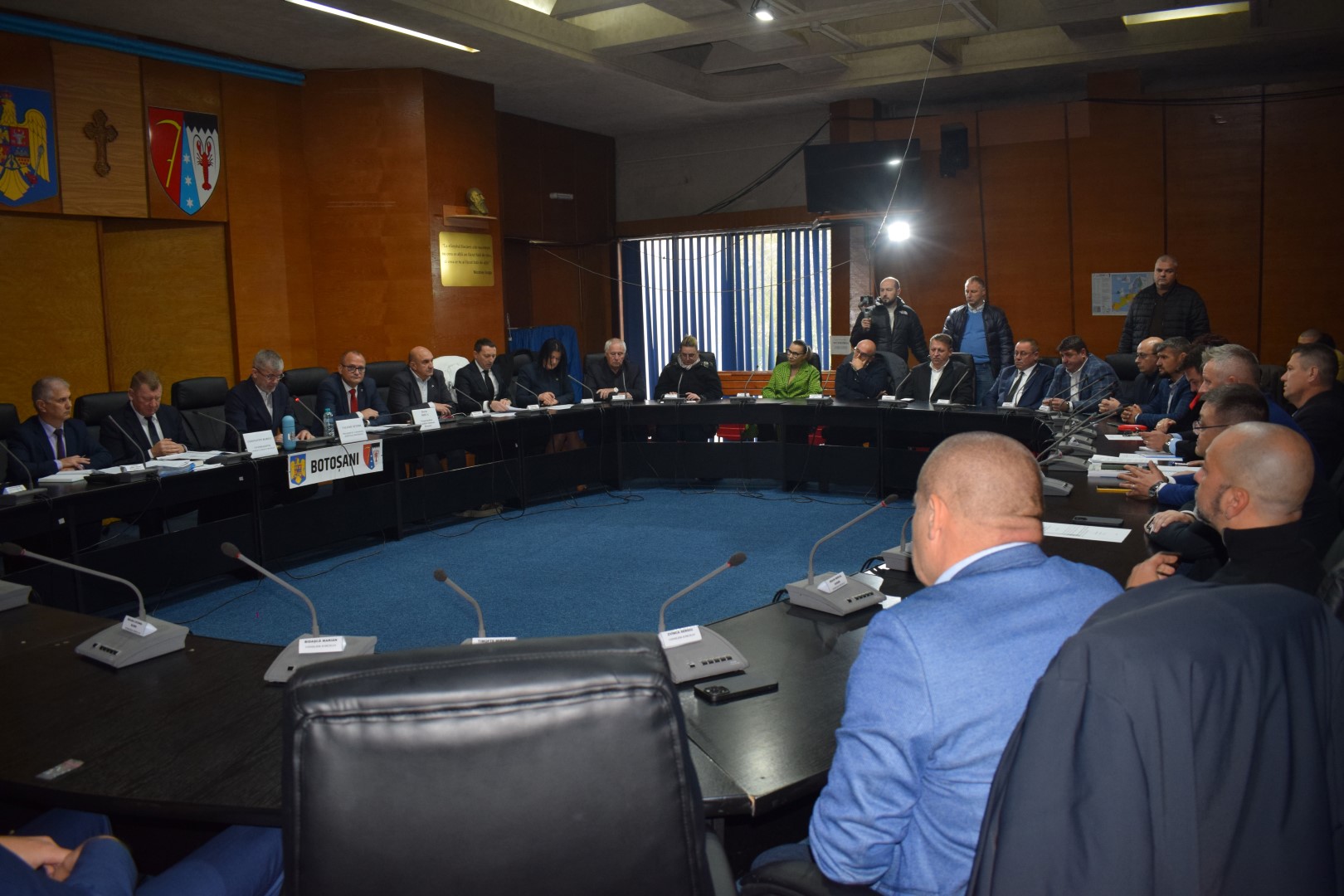 Primele contre la Județ, PNL-iștii și PSD-iștii „au sărit” pe un AUR-ist nemulțumit: Suntem toți niște proști și numai dvs ați citit – VIDEO