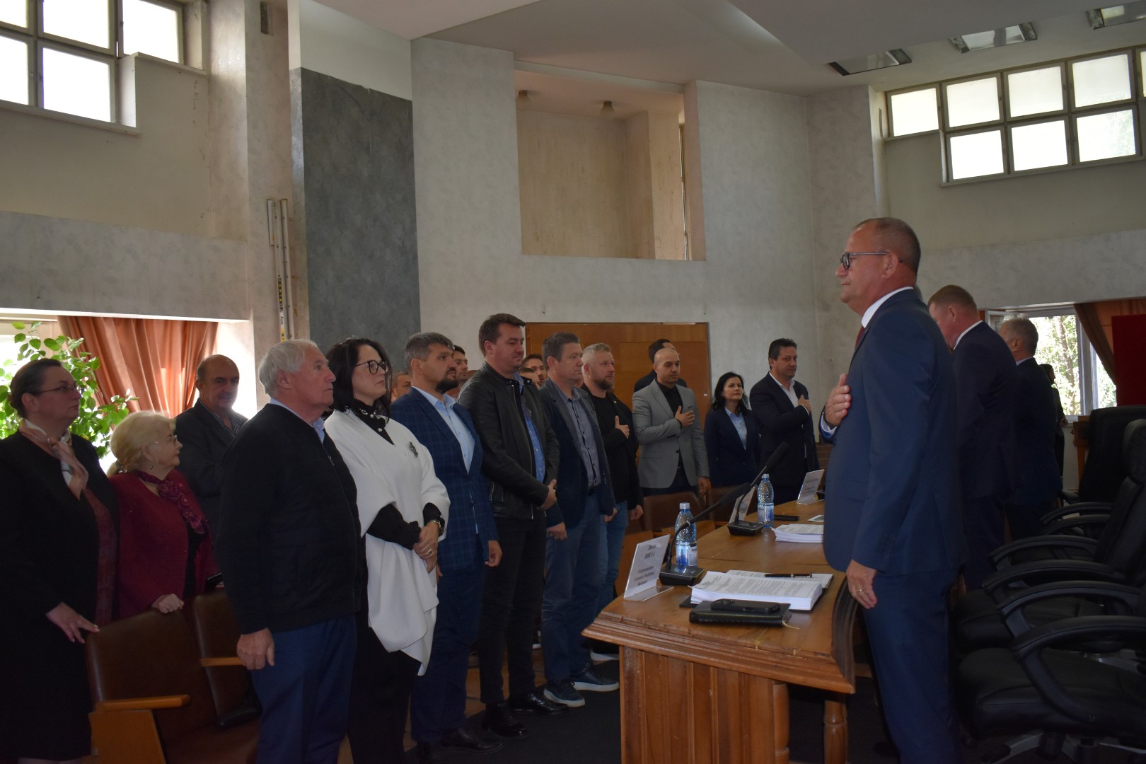 CLIPUL ZILEI: Când tehnica dă bătăi de cap și la nivel înalt: Imnul Național, cu întreruperi la ședința CJ-ului  