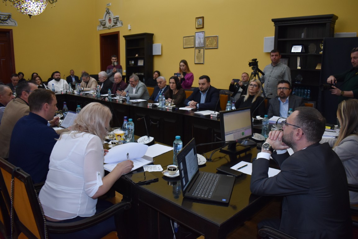 Discuții în plen cu copii ținuți în frig la Colegiul Asachi: Dacă vrei să ai căldură trebuie să o pornești – VIDEO 