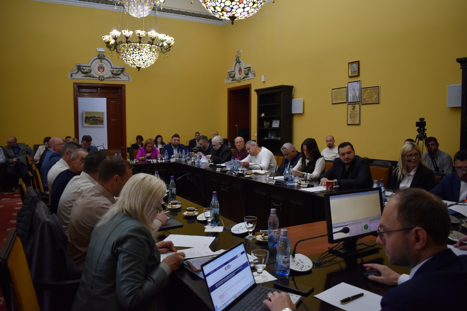 Consilierii locali s-au certat din cauza ghenelor de gunoi: Vorbiți aiurea – VIDEO  