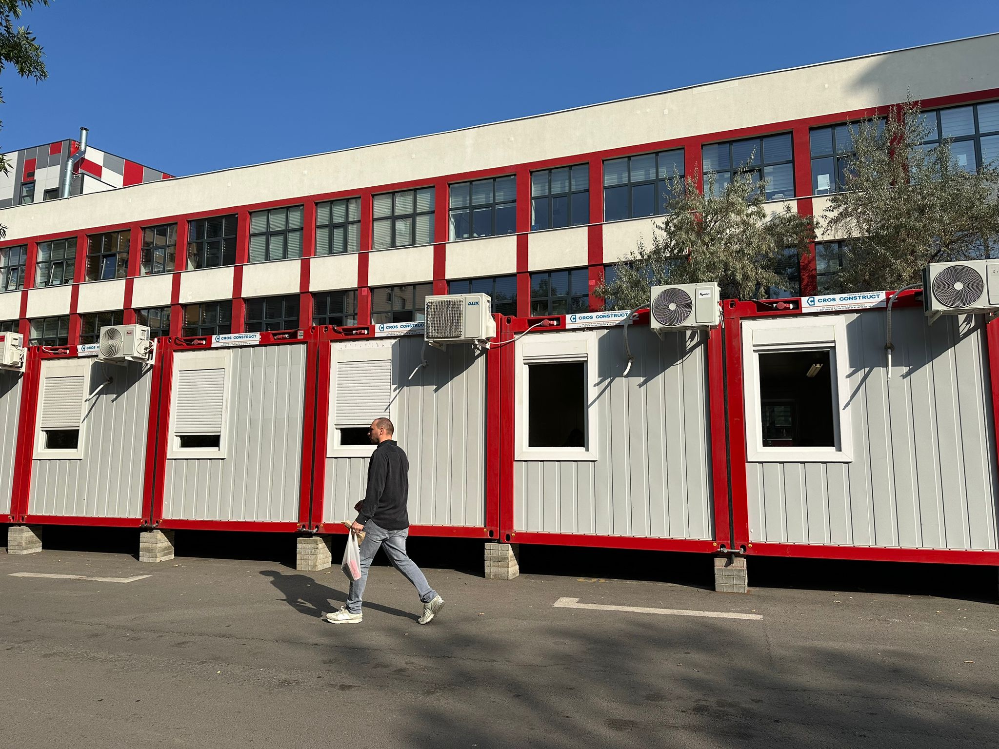 Director de școală, mesaj ironic pentru părinții copiilor care învață în containere: „Nu au încălzire în pardoseală, scaune cu masaj, jacuzzi gonflabil”