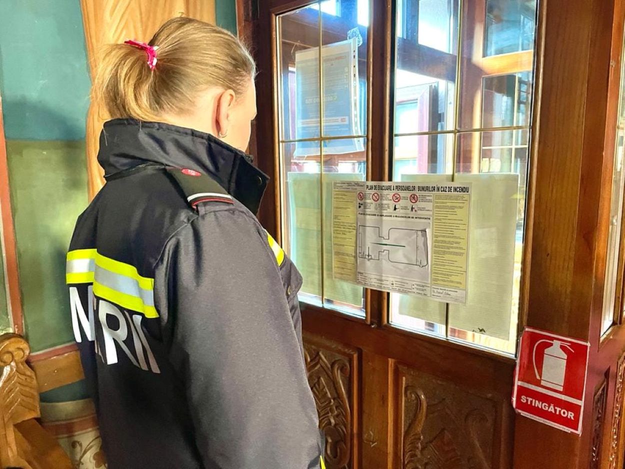 controale ale pompierilor in bisericile din Botosani.