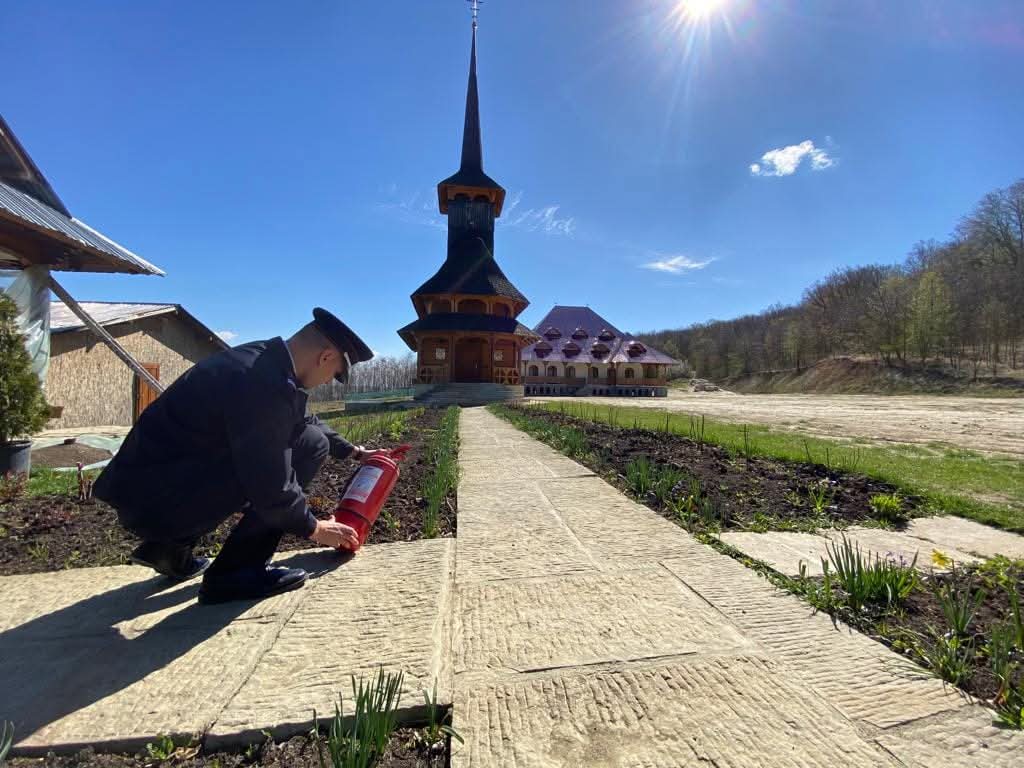 Bisericile verificate de pompierii botoșăneni pentru o Noapte de Înviere în siguranță 