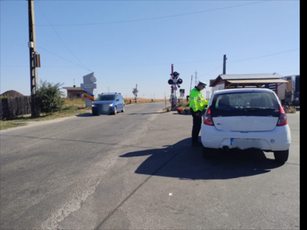 Controale la trecerile la nivel cu calea ferată: Șoferi grăbiți amendați de polițiști 
