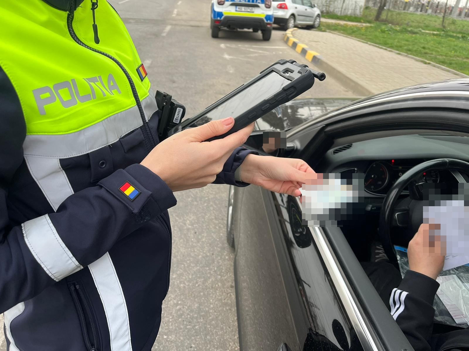 Așa tată, așa fiu! Un botoșănean i-a dat mașina băiatului fără permis și au pornit amândoi la plimbare 