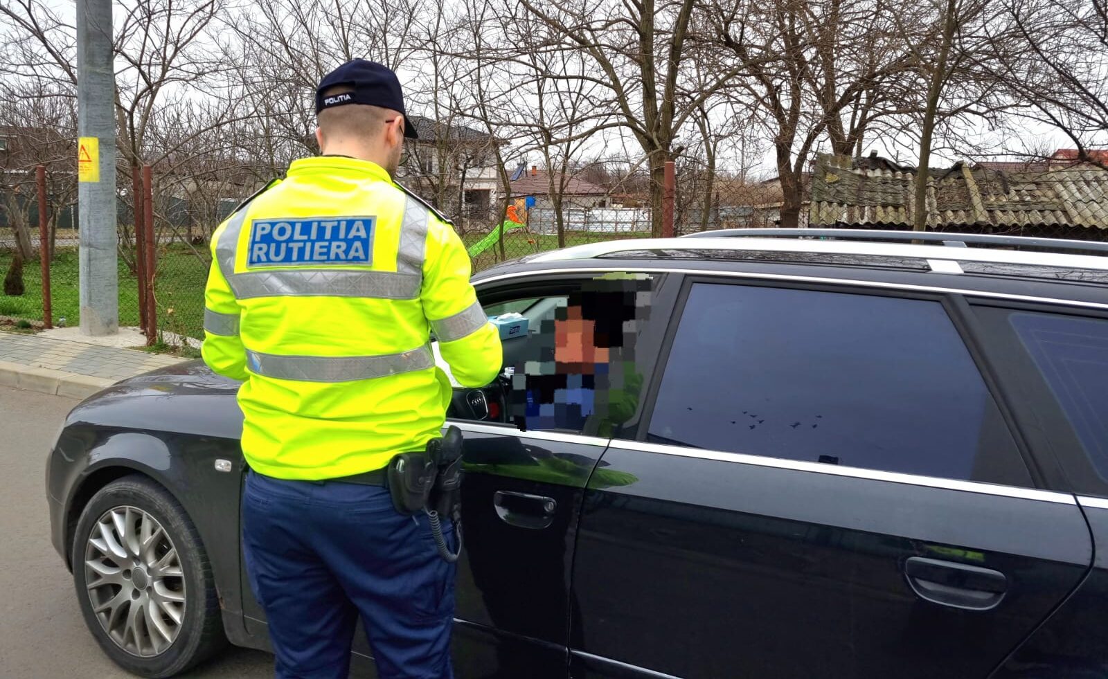 Dosar penal pentru un tânăr prins la plimbare de polițiști 