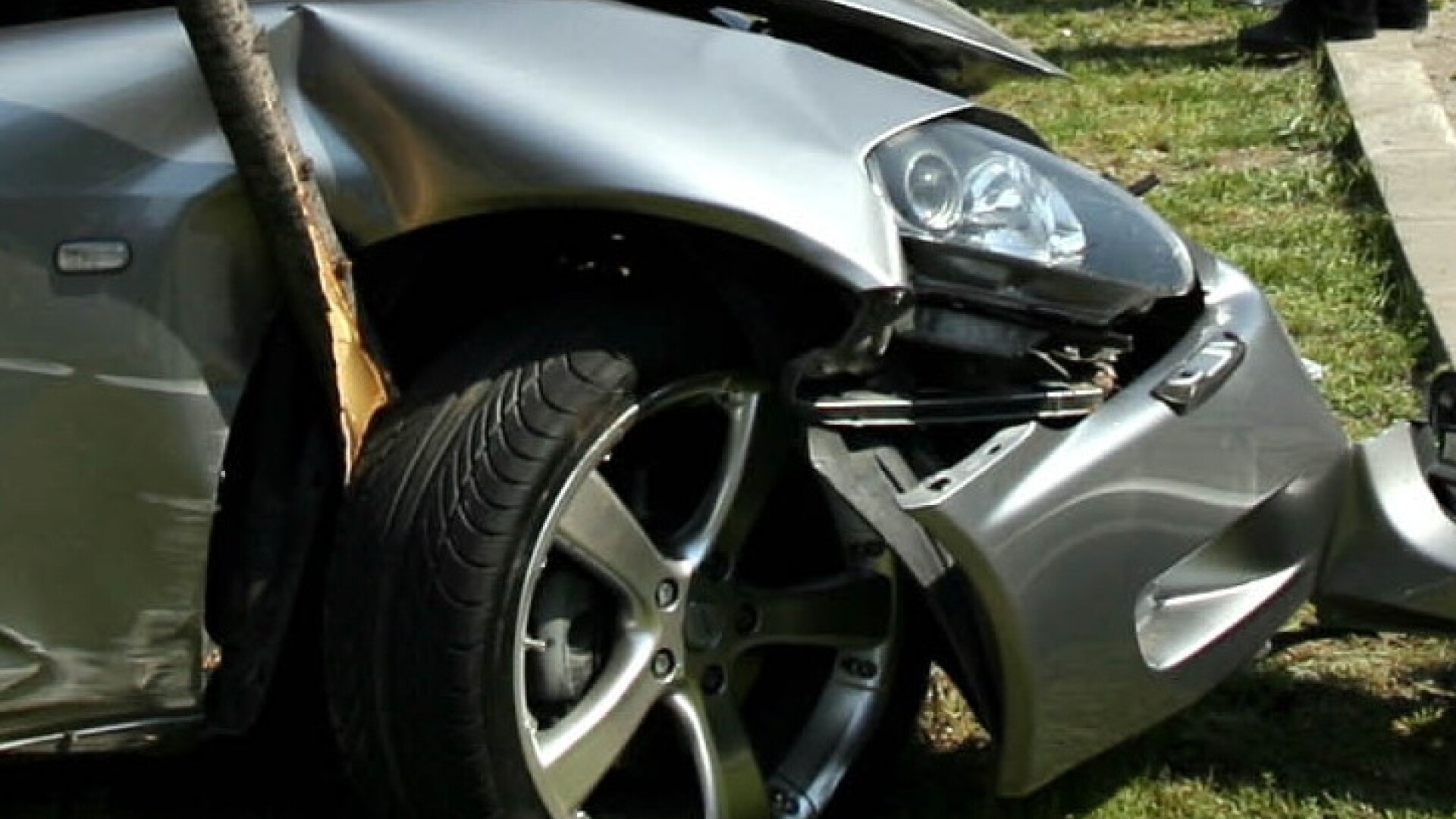 Un botoșănean s-a izbit cu mașina într-un copac