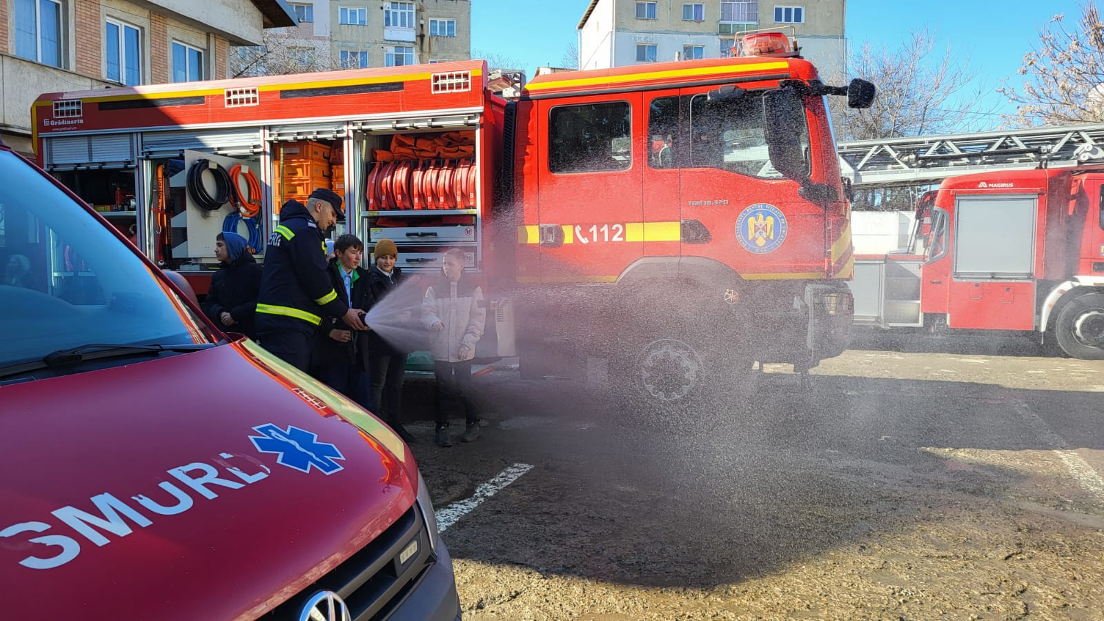 Zeci de copii au aflat astăzi cum e să fii pompier 