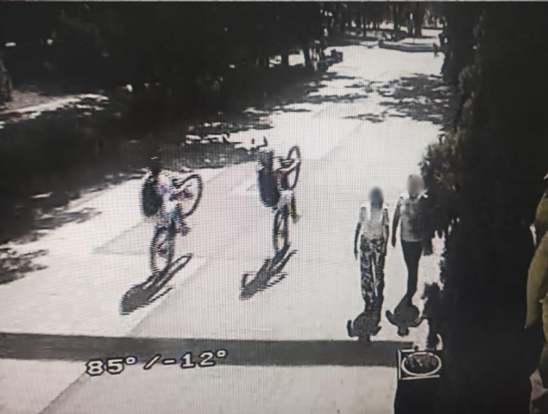 copii pe biciclete sau trotinete