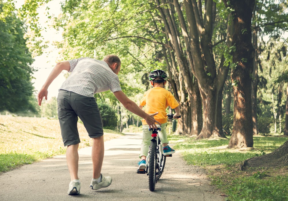 Înainte de parc, fă un minut de atelier: ce verifici la bicicleta copilului înainte de prima pedală