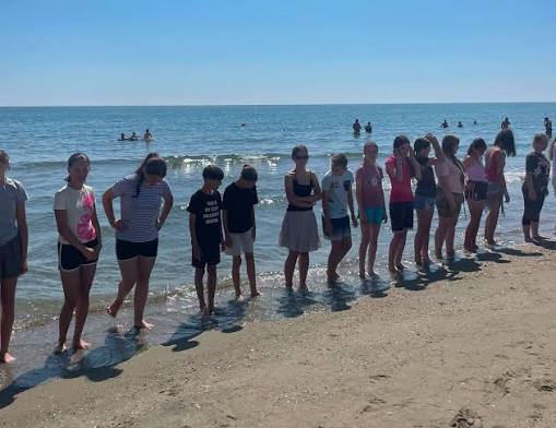 copii premianti trimisi la mare in tabara gratuita