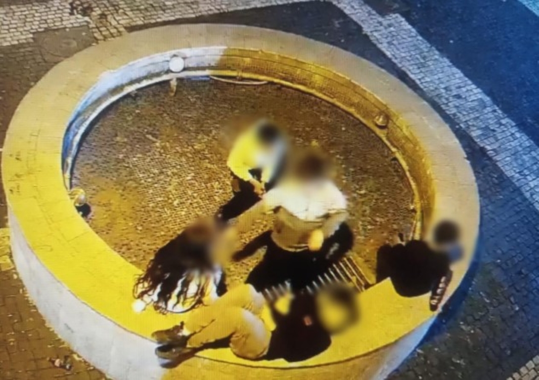 Copii prinși  în fântâna arteziană din Centrul Vechi, polițiștii i-au scos cu forța 