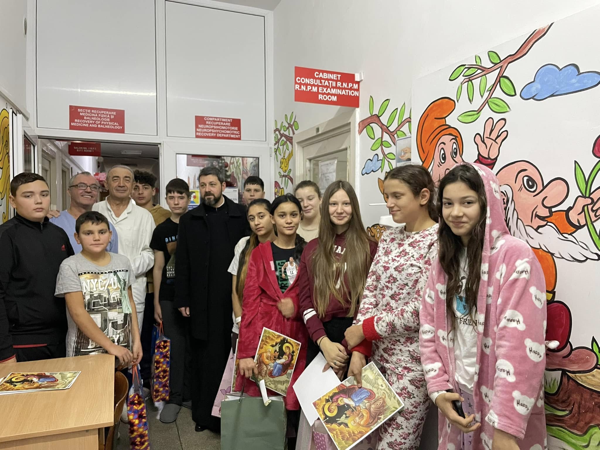 Spiritul Crăciunului adus pe holurile Spitalului de Copii de un preot botoșănean