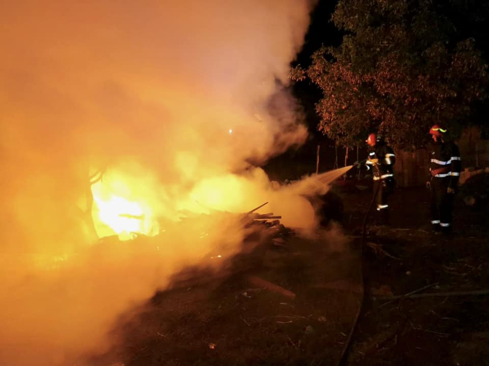 Depozit făcut scrum după o joacă a copiilor cu focul, pompierii chemați de vecini  