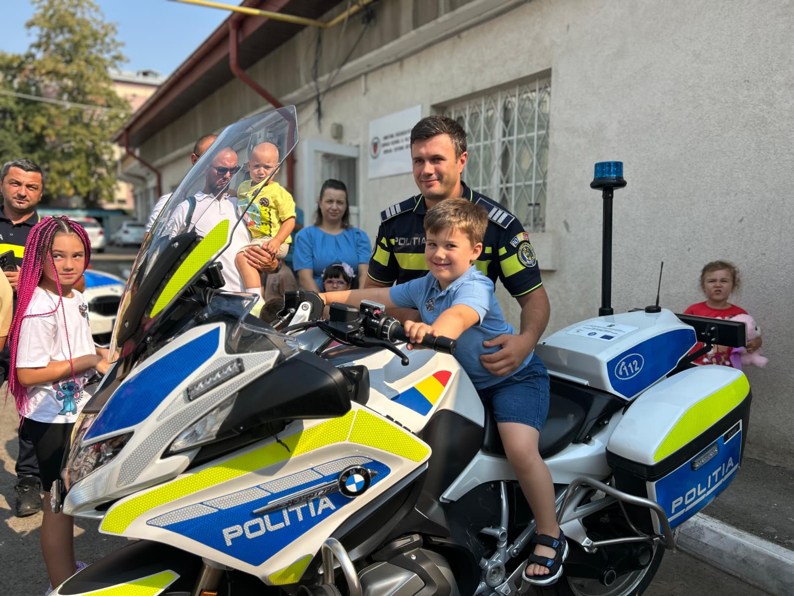 copiii politistilor au aflat unde lucreaza parintii lor