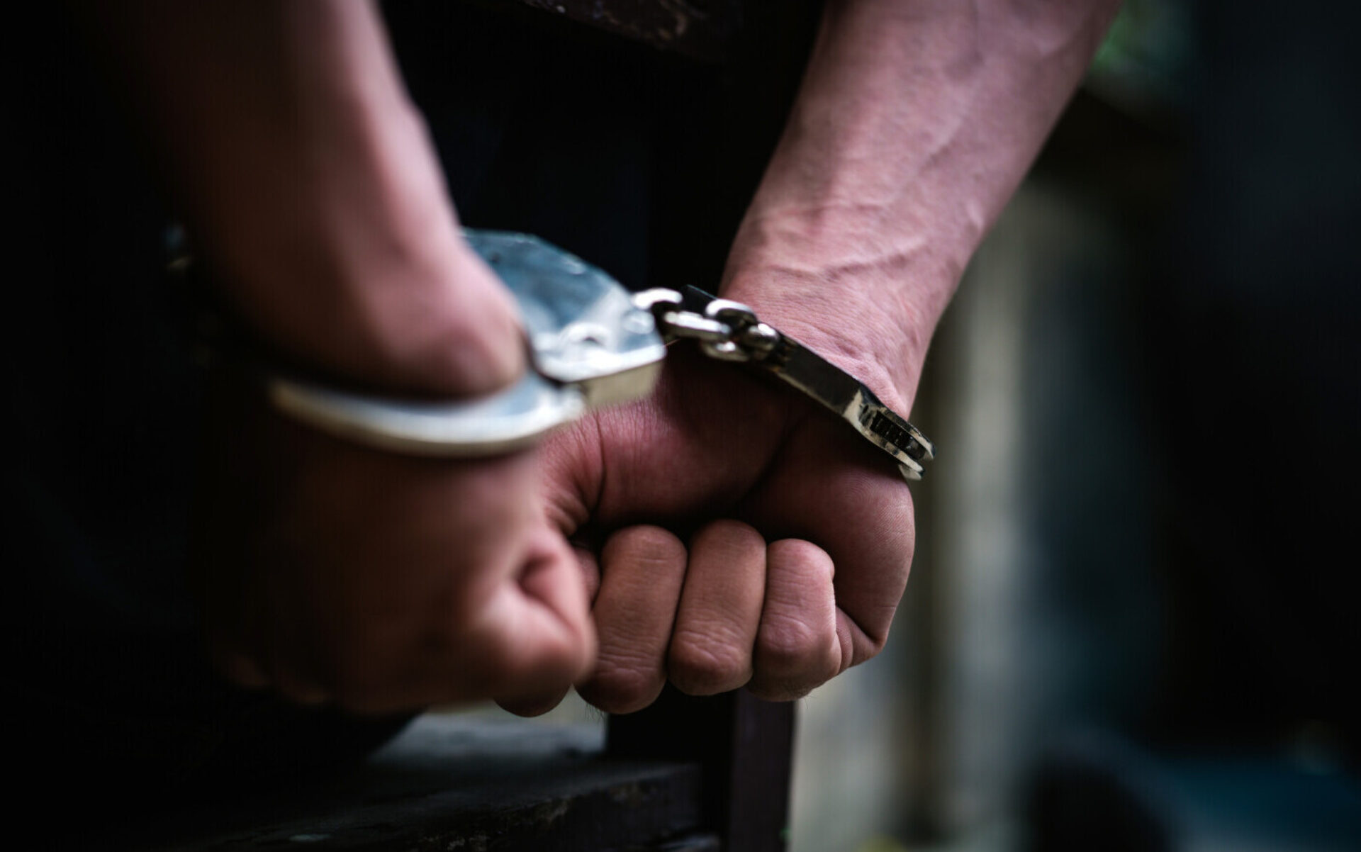 Copil de 6 ani martor la violențe repetate în familie, tatăl a fost arestat preventiv 
