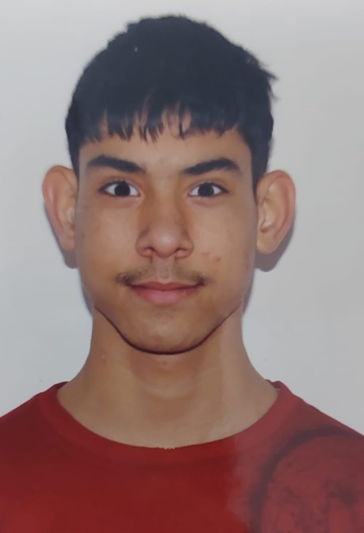 A dispărut Amador, un adolescent extrem de înalt! Sunați la Poliție dacă îl vedeți