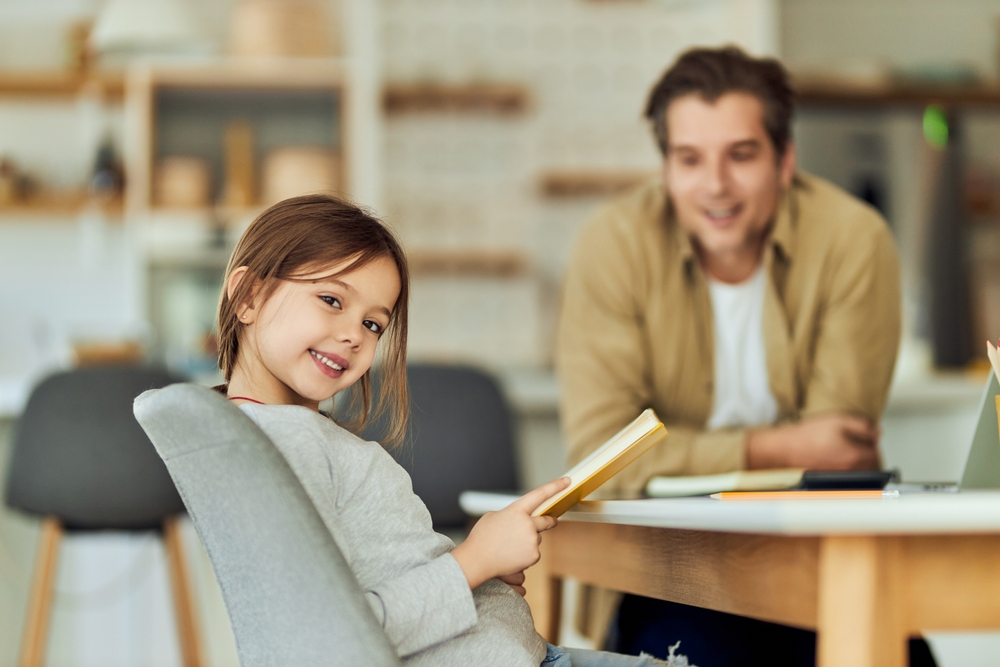 Cum crești încrederea în sine a unui copil: 10 reguli esențiale