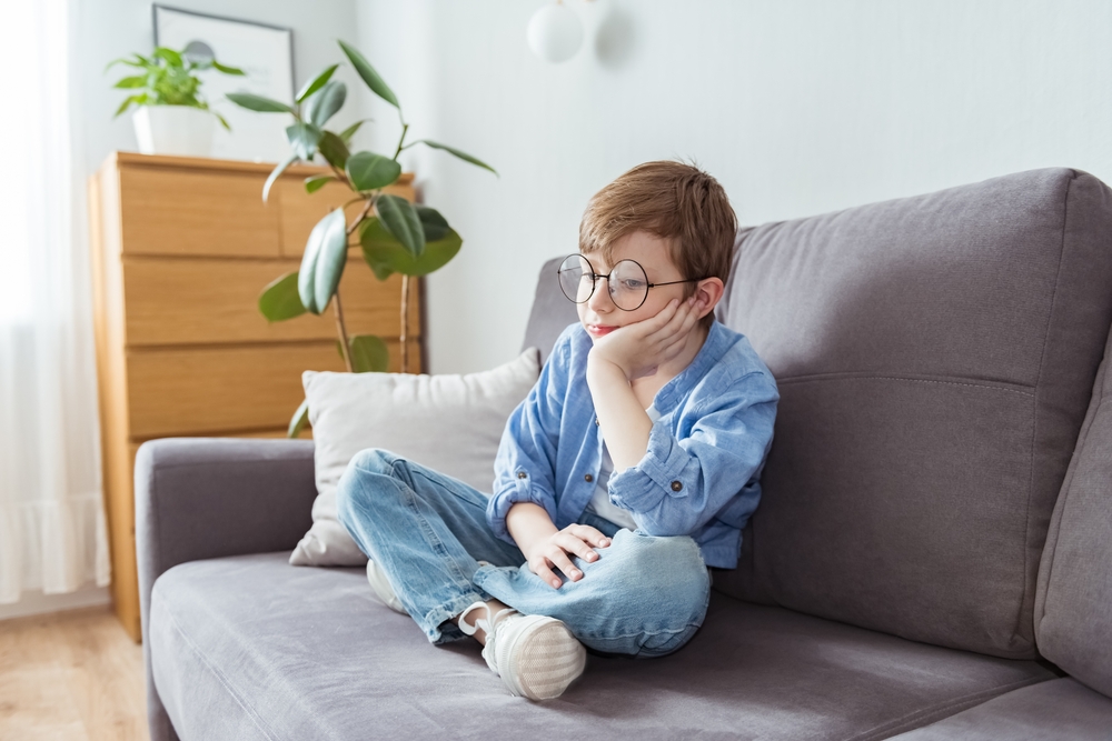 Plictiseala, "combustibil" pentru creier: 5 strategii prin care părinții își pot încuraja copiii să se joace singuri