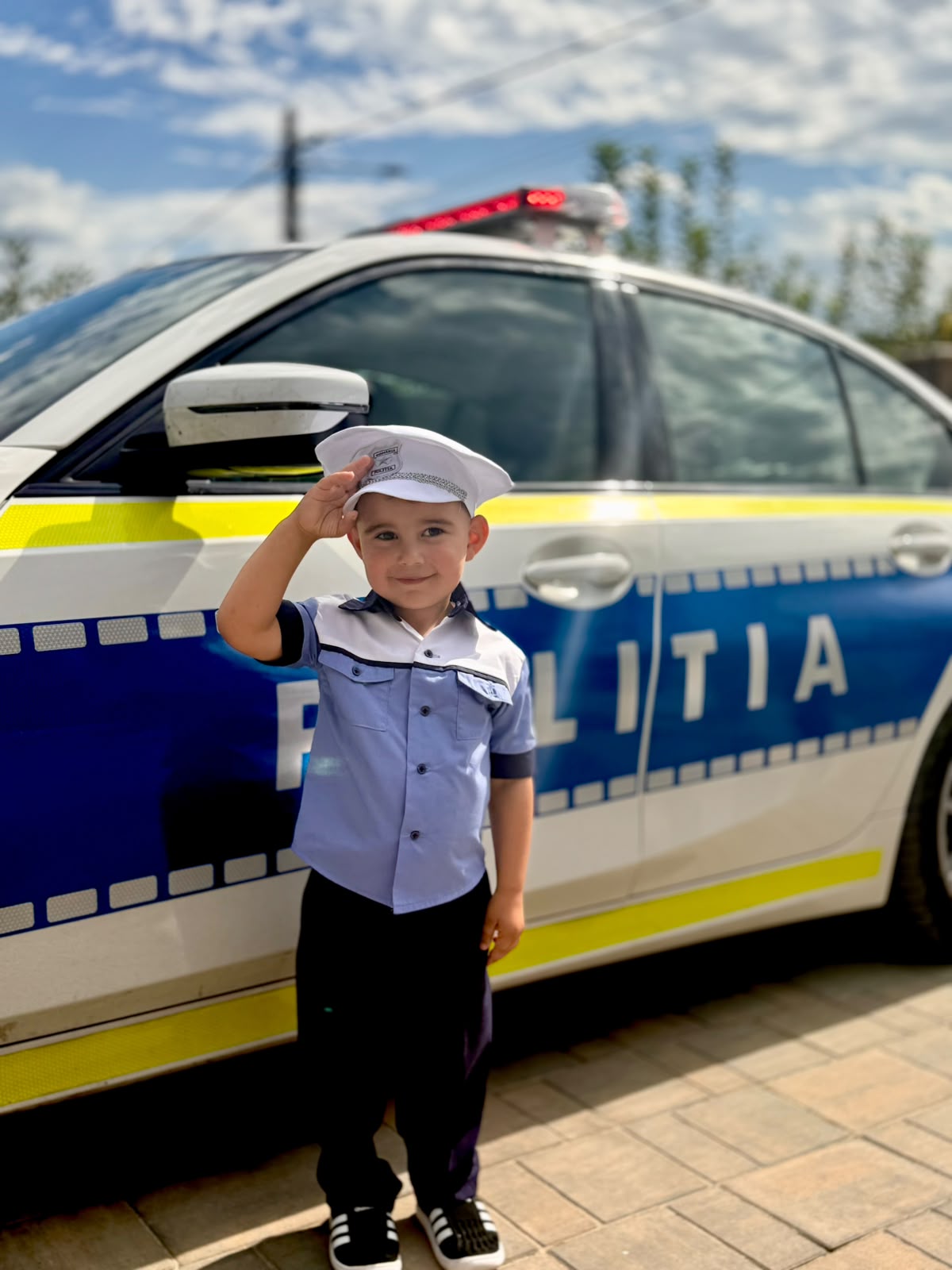copil sarbatorit de politisti