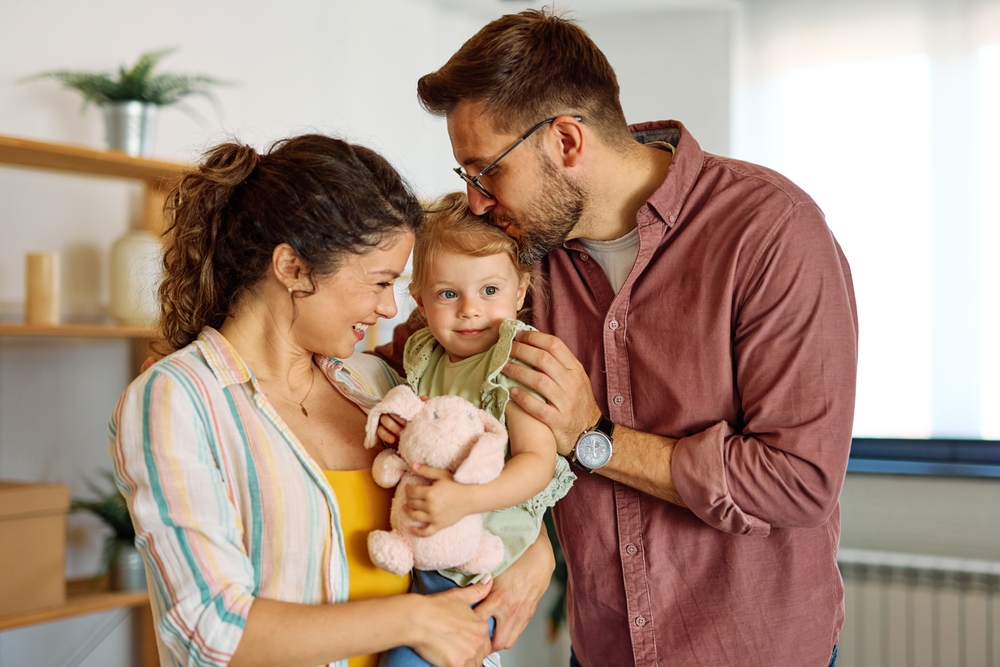 Copiii singuri la părinți, dezavantajați? Ce spun studiile și 4 sfaturi pentru o relație sănătoasă