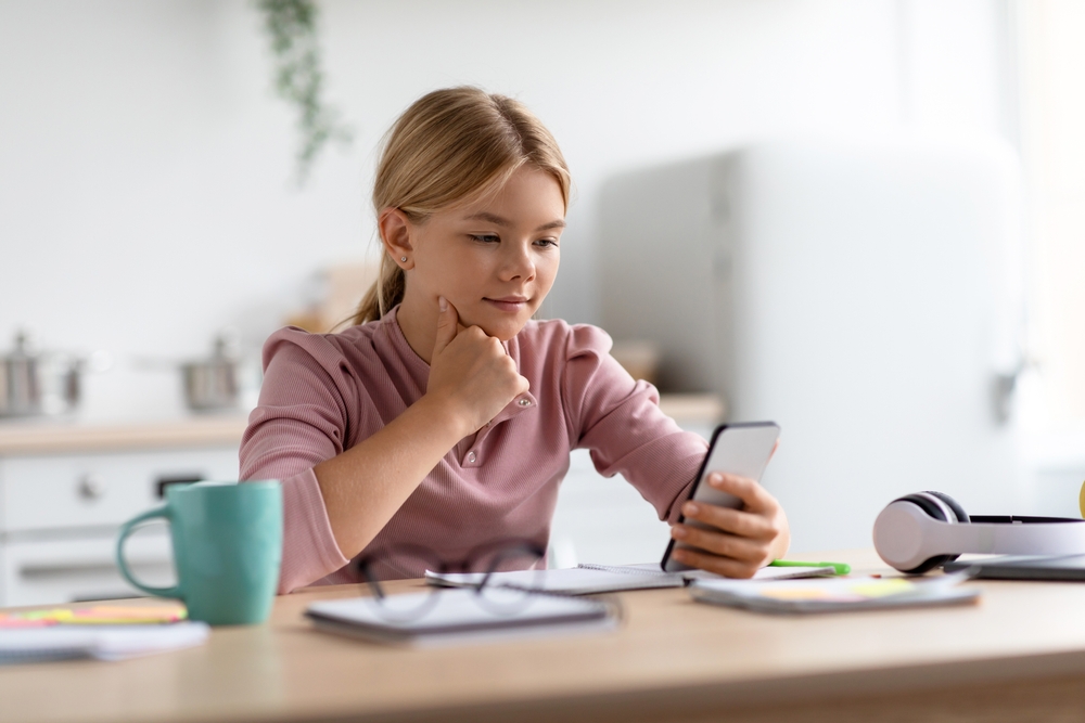 Atenție părinți! Smartphone-ul poate fi o problemă pentru copii dacă...