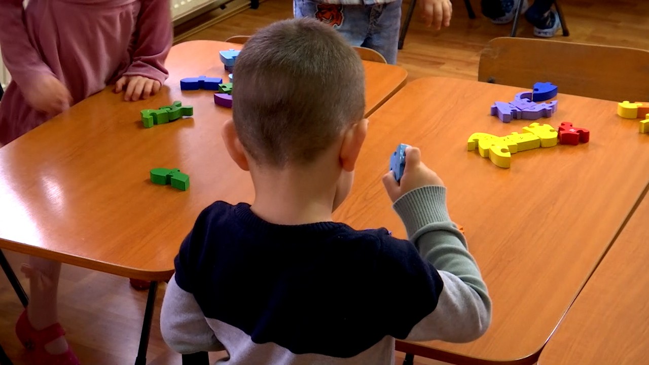 O educatoare din Botoșani, înger păzitor pentru un copil bătut de propriul tată: Am observat în zona feței niște urme