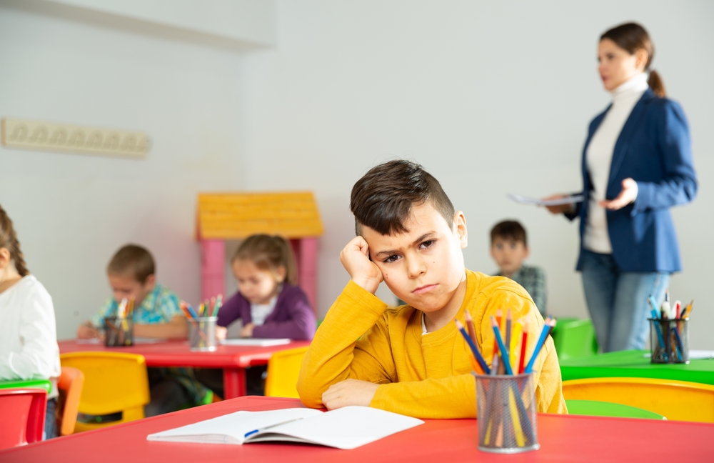 Ce faci când copilul se plânge de învățătoare: îl lași să se descurce sau intervii? „Protecția sănătoasă nu înseamnă să îndepărtăm fiecare obstacol din calea lui”