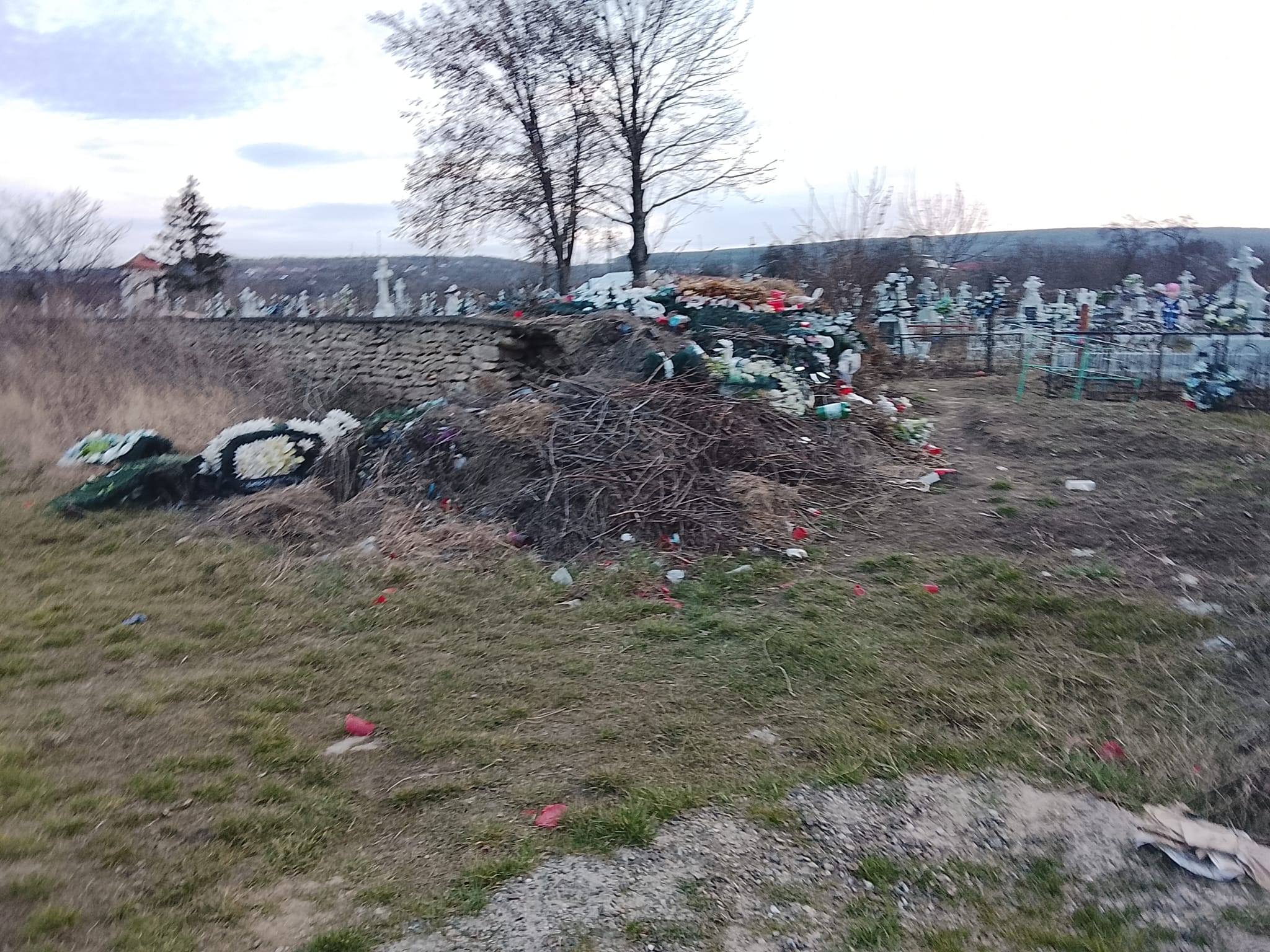 coroane si flori artificiale in cimitir