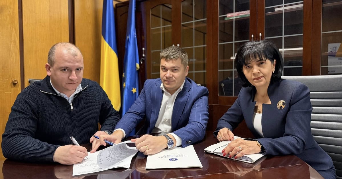 Gaz metan și biserică reabilitată într-o comună din Botoșani: contract semnat la București