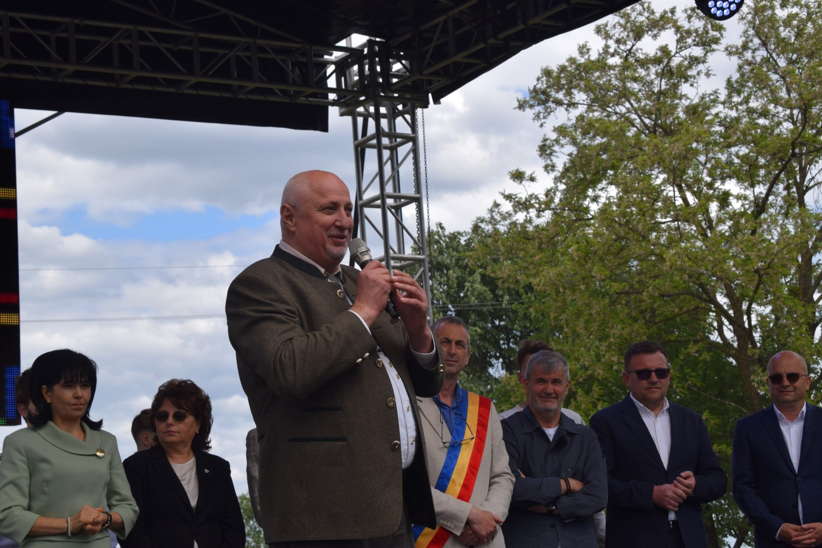 Deputatul Șoptică, amintiri la Popăuți: Tăiam pe aici păducelul și acei spini  - VIDEO