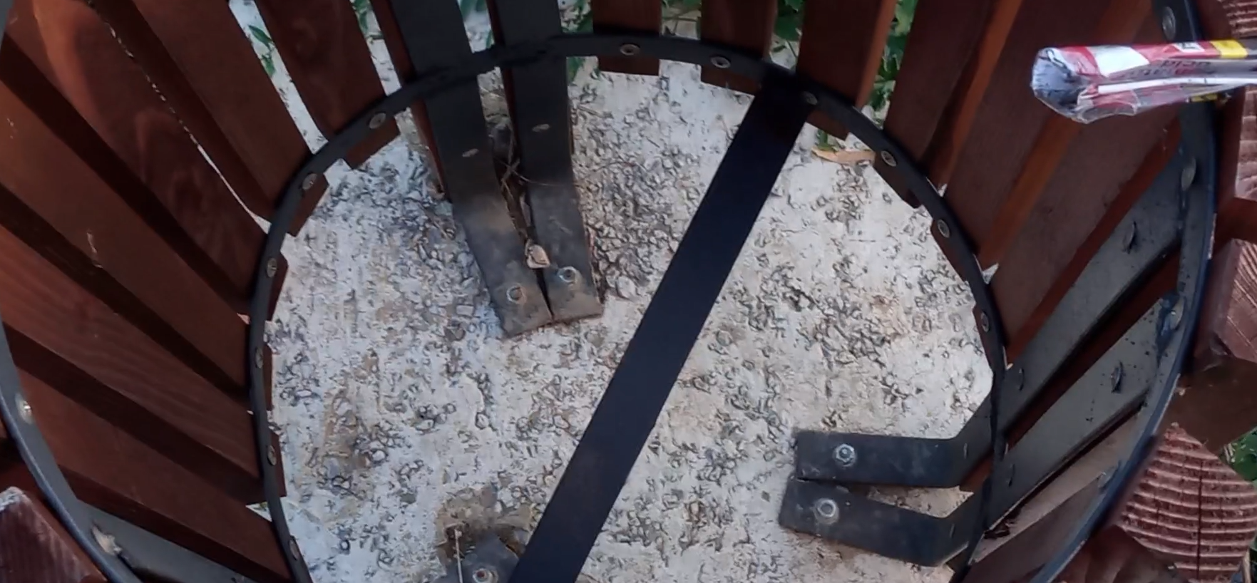 Un botoșănean acuză Primăria că a pus coșuri fără fund în Aventura Park – VIDEO 