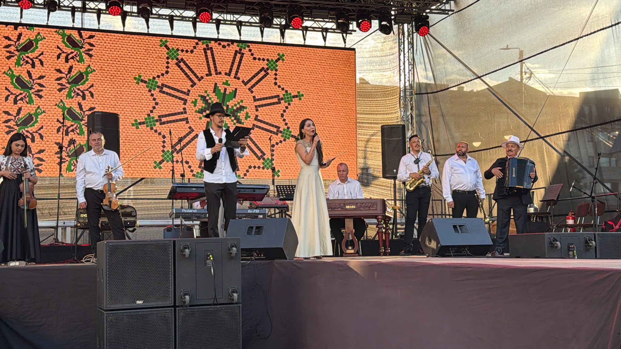 ACUM: S-a deschis festivalul din Centrul Vechi - Muzică, teatru și atmosferă interbelică cu actorii botoșăneni și Cozmiță Lascarache 