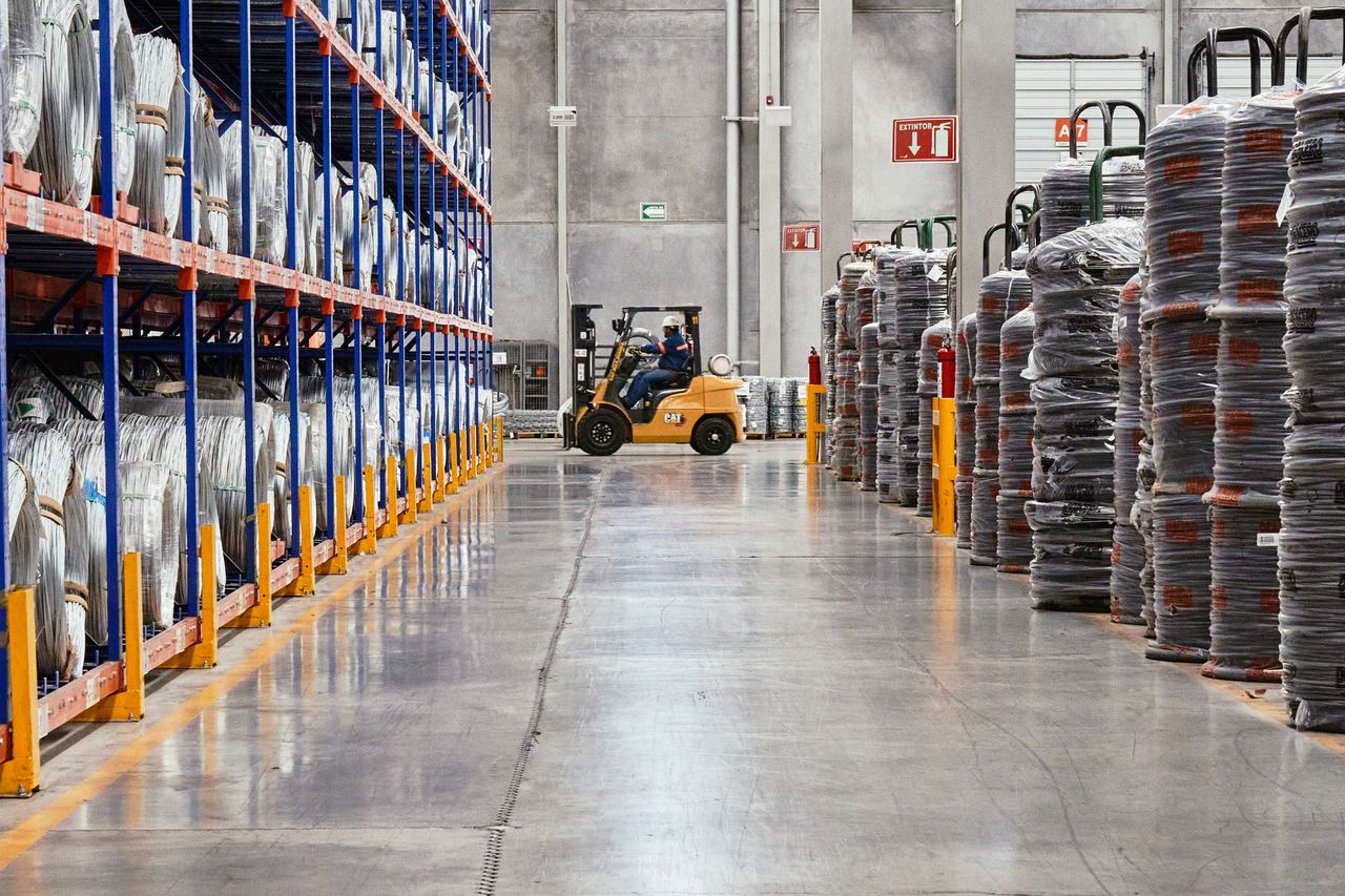 Cross-docking-ul nu repară întârzierile: marfa câștigă timp abia când centrul logistic sincronizează docurile