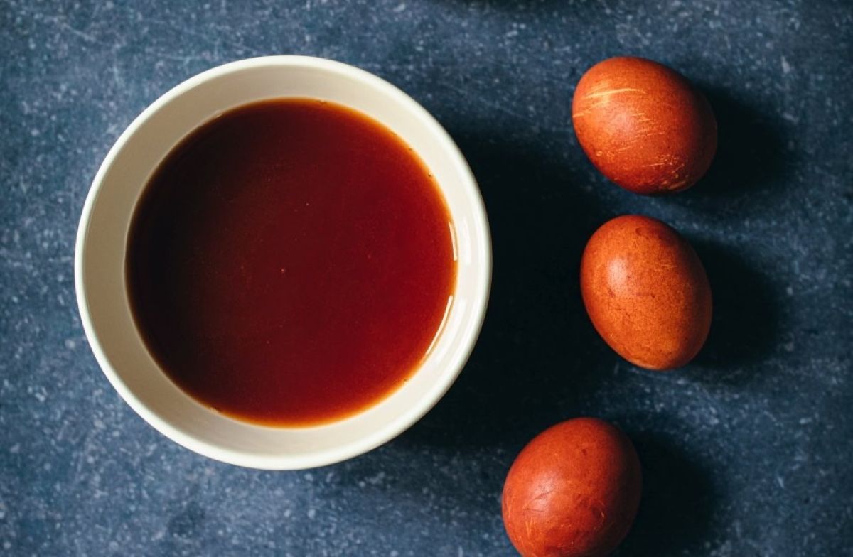 Cum poți să vopsești ouăle de Paște natural, cu coji de ceapă, turmeric sau spanac. „Fii indulgent cu imperfecțiunile. Aceasta este frumusețea ouălor colorate natural”