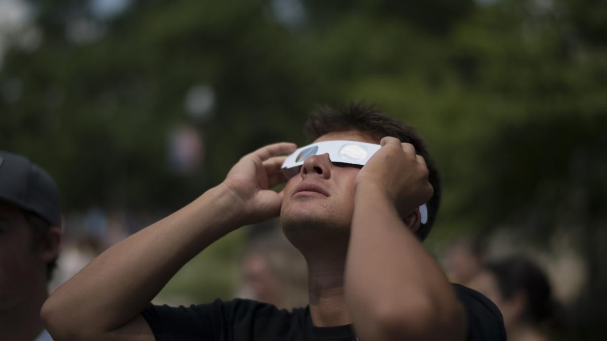 cum te uiti la eclipsa