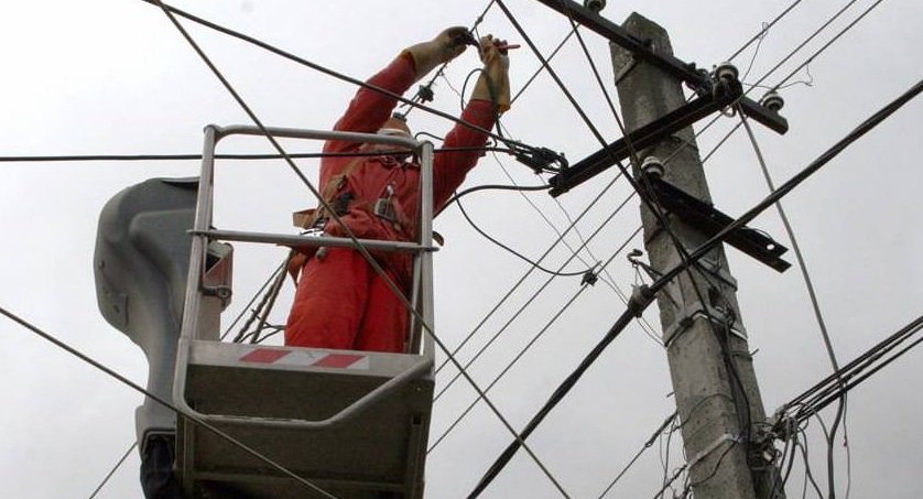 Mai multe localități din Botoșani rămân ASTĂZI fără curent electric