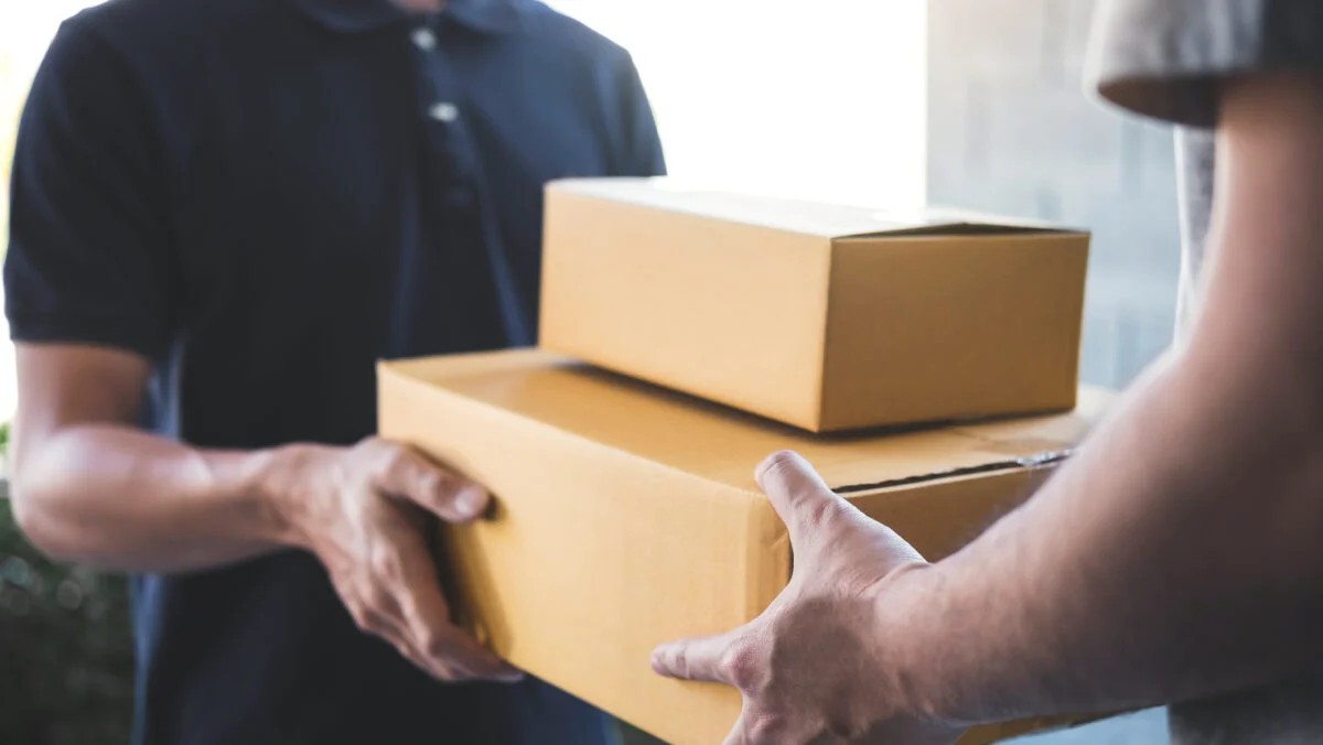 Oficial: O mare companie de curierat a fost cumpărată