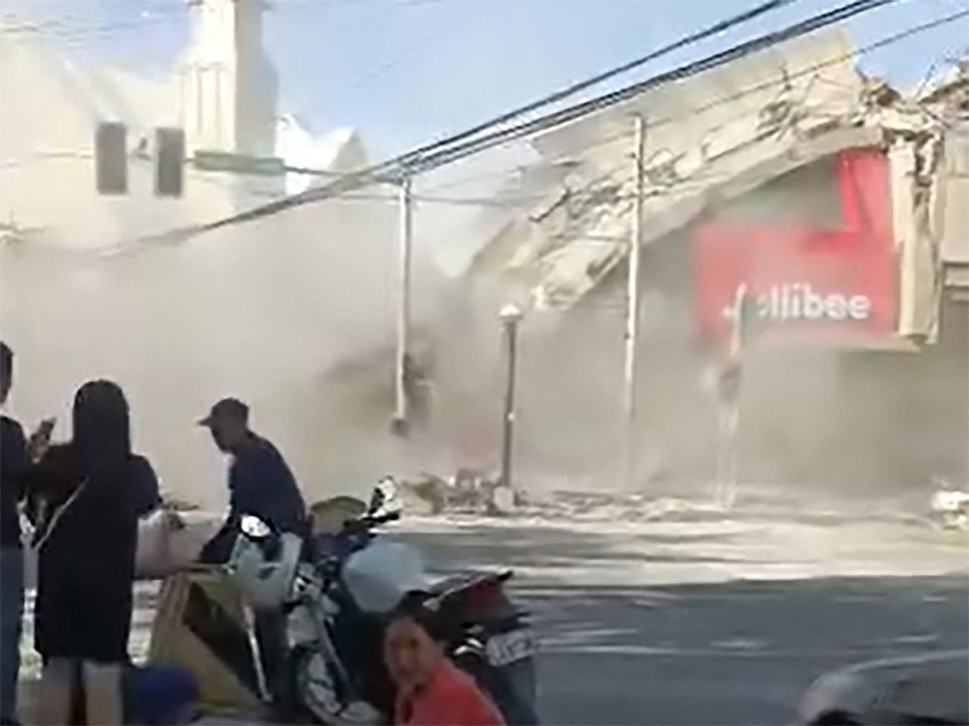 Cutremur devastator de 7,8 în Filipine: Alerte de tsunami și victime